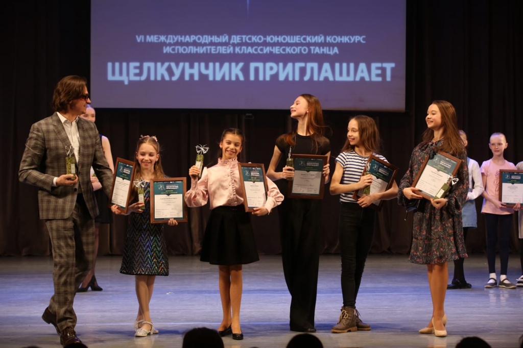 Тимофеева Дипломы на сцене.jpeg Тимофеева Дипломы на сцене.jpeg